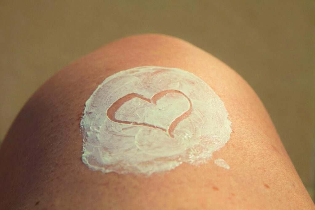 Ett hjärta ritat i solkräm på hud